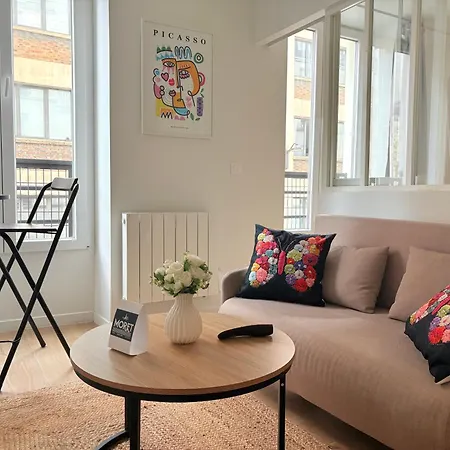 Moret Art Flats Trendy East