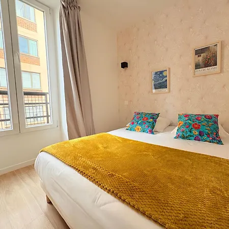 Moret Art Flats Trendy East