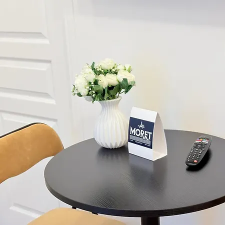 Moret Art Flats Trendy East