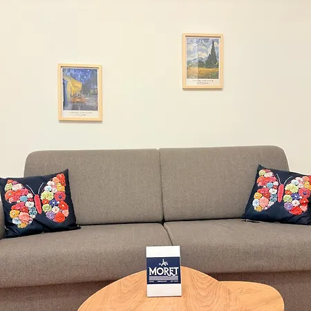 Moret Art Flats Trendy East
