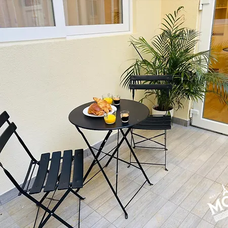 Moret Art Flats Trendy East